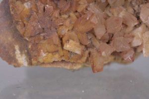 Ankerit, křemen (křišťál)