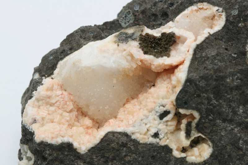 Gmelinit-Na, natrolit - Obrázek 2