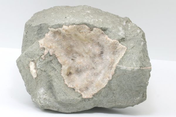 Natrolit, kalcit