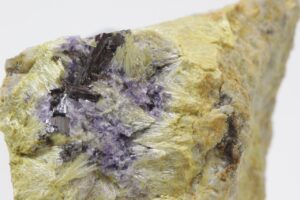 Hübnerit, karfolit, fluorit