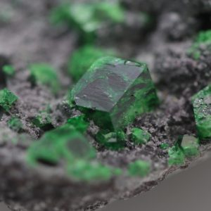 Uvarovit, titanit