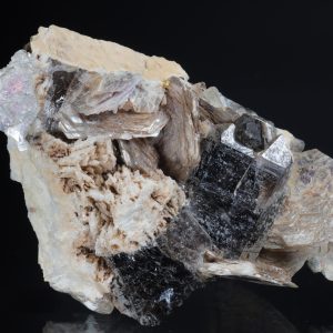 Lepidolit, topaz, záhněda, albit