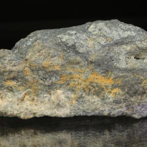 The term "Robinsonit" appears to be a proper noun and may refer to a specific mineral, which is not translated in the provided documents. Thus, we maintain "Robinsonit" in its original Czech form.