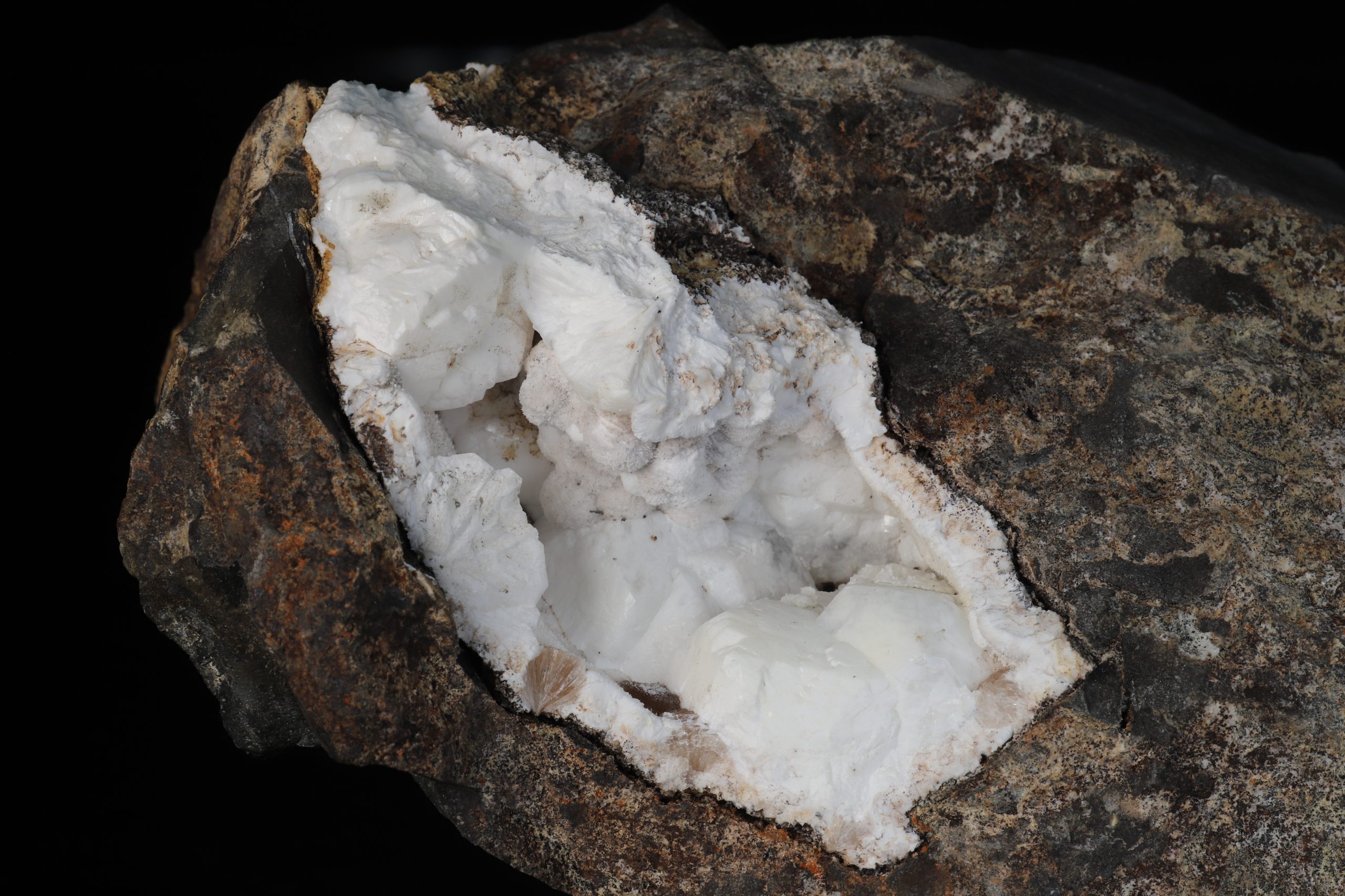 Fluorapofyllit-(K), tobermorit, thomsonit-(Ca) - Obrázek 3