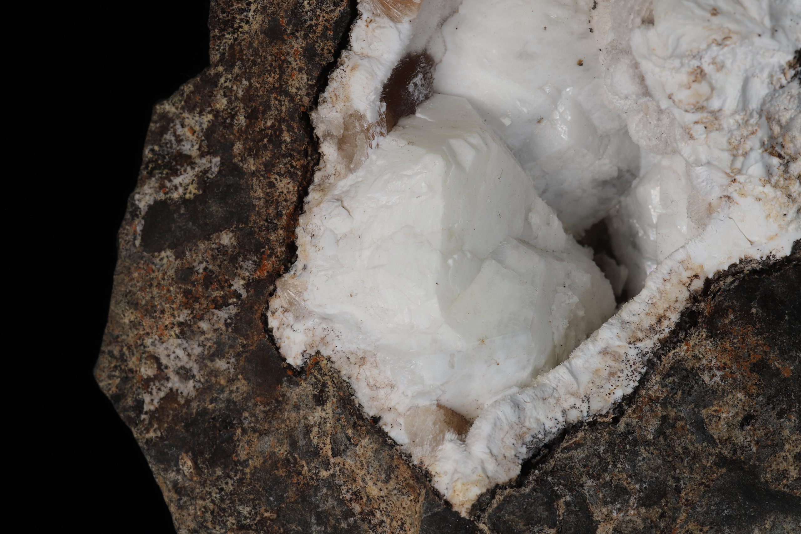 Fluorapofyllit-(K), tobermorit, thomsonit-(Ca) - Obrázek 5