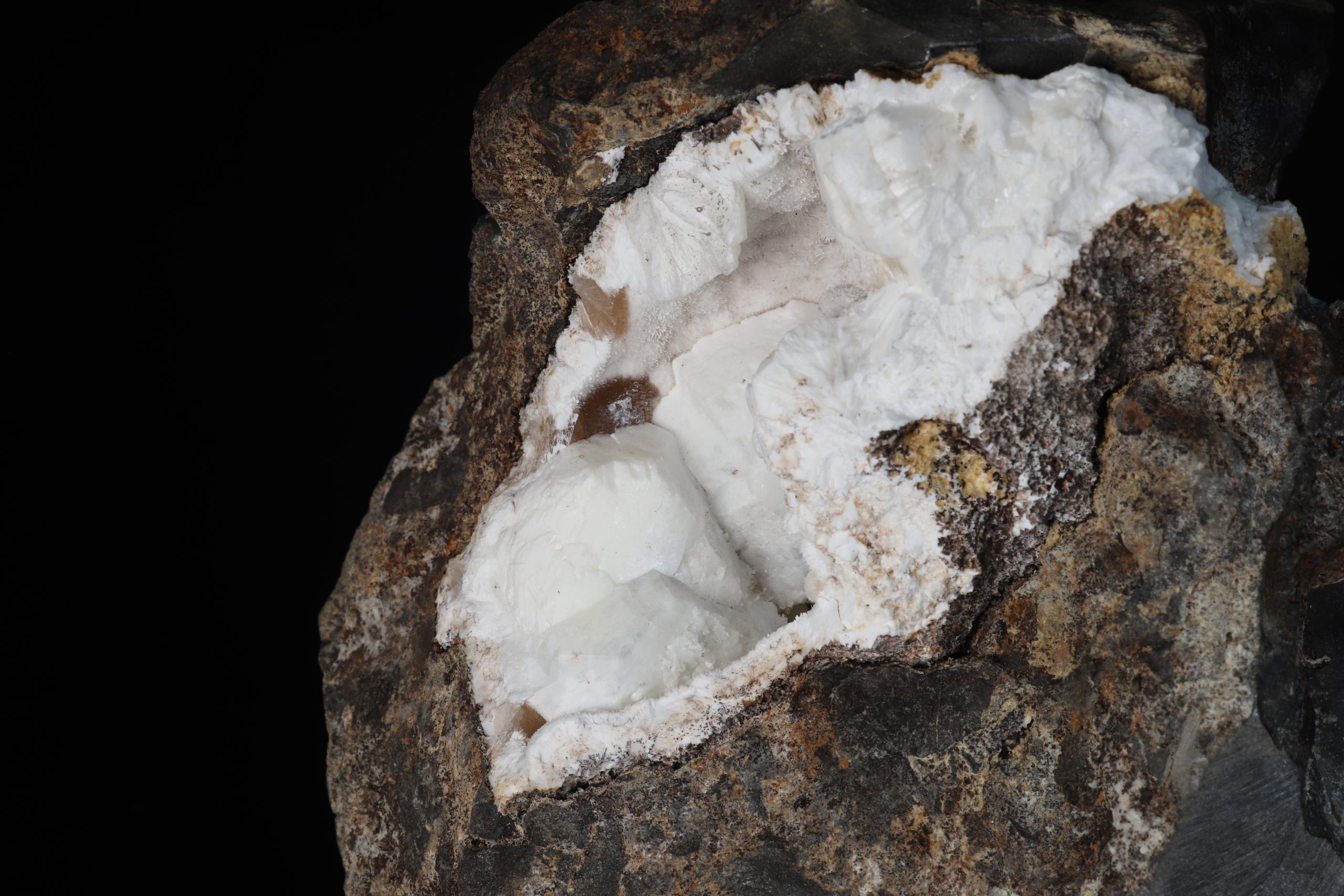 Fluorapofyllit-(K), tobermorit, thomsonit-(Ca) - Obrázek 6